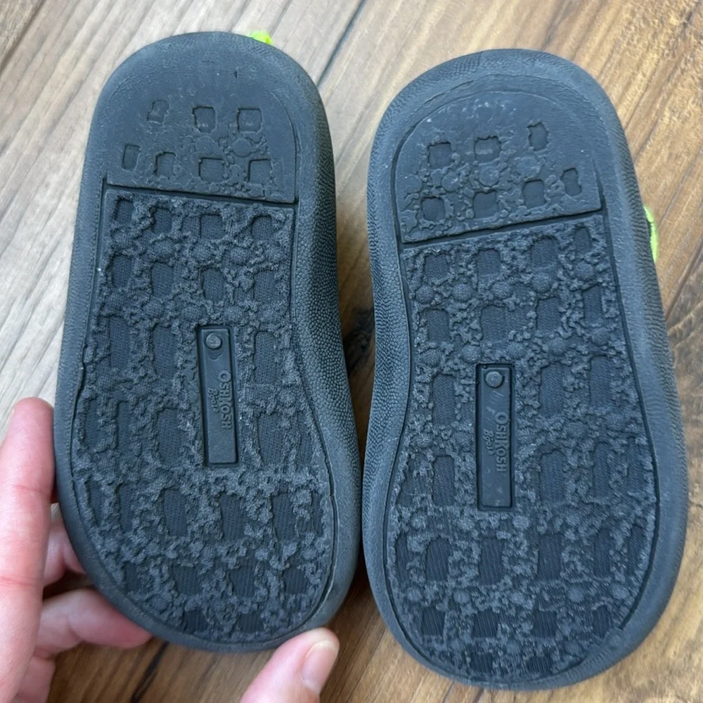 Oshkosh B’gosh baby water shoes, size 4